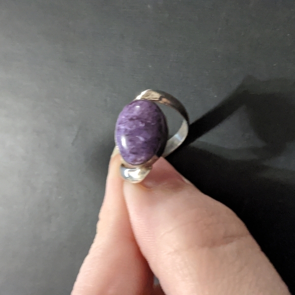 Sterling Silver Purple Charoite Gemstone Curved Band Ring - size 6 - Picture 2 of 6